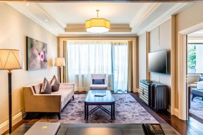 Suite Opera View con acceso al Lounge — Caravelle Saigon